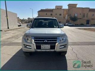2018-mitsubishi-pajero-gls-for-sale-full-option-low-mileage