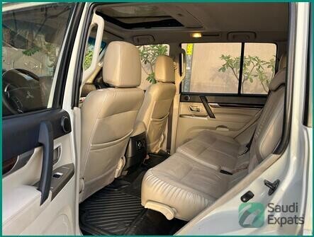 2016-mitsubishi-pajero-gls-with-sunroof-4wd-for-sale-in-riyadh-big-3