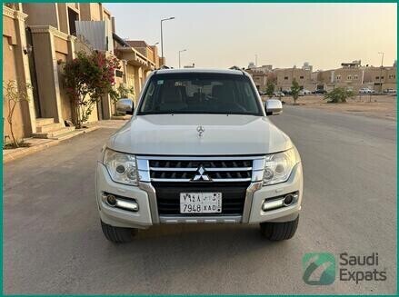2016-mitsubishi-pajero-gls-with-sunroof-4wd-for-sale-in-riyadh-big-2