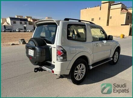 2018-mitsubishi-pajero-gls-for-sale-in-riyadh-full-option-2-doors-4x4-sunroof-big-4