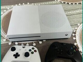 xbox-one-1tb-white-edition-with-2-controllers