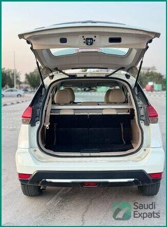 nissan-x-trail-2018-for-sale-in-dammam-big-4