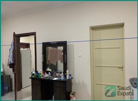 queen-bed-set-with-medicated-mattress-and-dressing-table-jubail-big-1