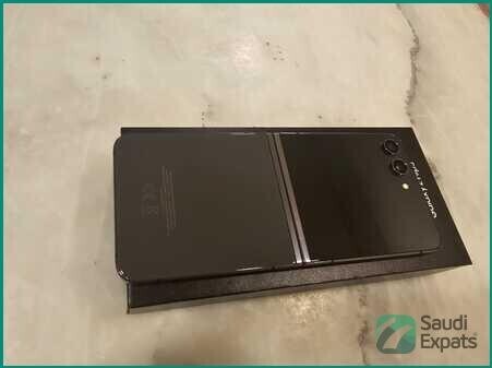 samsung-galaxy-flip5-512gb-in-graphite-al-sulaymaniyyah-big-3