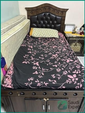 stylish-wardrobe-and-bed-set-for-quick-sale-in-riyadh-big-0