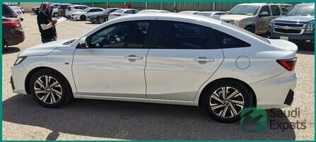 toyota-yaris-y-plus-2024-lease-transfer-azizia-big-3