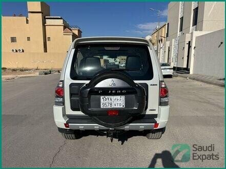2018-mitsubishi-pajero-gls-4x4-with-sunroof-for-sale-in-riyadh-big-3