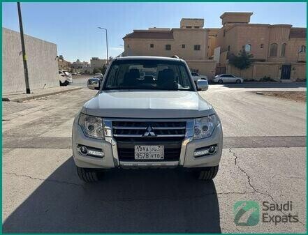 2018-mitsubishi-pajero-gls-3-door-for-sale-in-riyadh-big-2