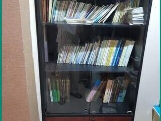 modern-office-desk-and-glass-wardrobe-for-sale-in-makkah