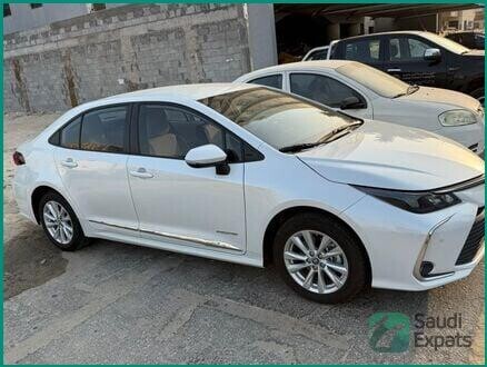 2024-toyota-corolla-executive-xli-15l-available-in-dammam-big-3