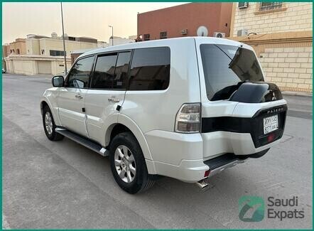 2017-mitsubishi-pajero-gls-4wd-for-sale-in-riyadh-big-1