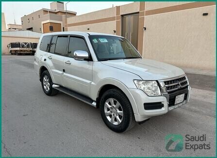 2017-mitsubishi-pajero-gls-4wd-for-sale-in-riyadh-big-2