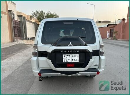 2017-mitsubishi-pajero-gls-4wd-for-sale-in-riyadh-big-4